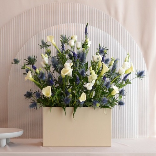 Calla & blue - Fresh flowers 
Height 50 cm
Width 35 cm