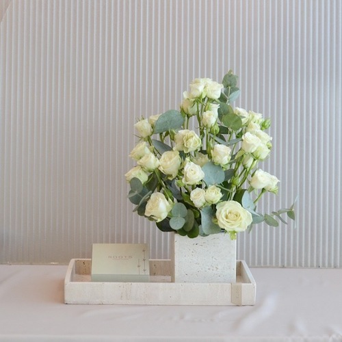 White mia - Stone tray with box that contains: 

fresh flowers
chocolate traffles hazelnut
width 30 cm
height 35 cm