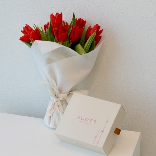 Lady tulip - A hand bouquet that contains  tulips  with chocolates.