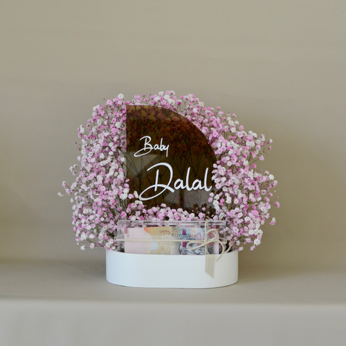 Roots Florist - Pink mini Deem - Mini wood trayAcrylic customize name
Fresh flowers
With gift from your choice 
Height 30 cm
Width 20 cm