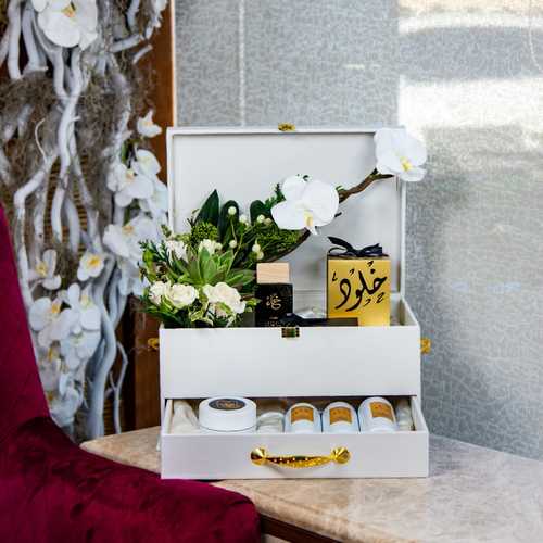 GIFT WHITE BOX 8 - Perfume 85 ML + Sprays 3 Size 250 ML Indian incense Tola + incense Maamoul Natural roses + Gift Card Mubkhar with name choice Choose to write on the box Width 40 cm x Height 40 cm