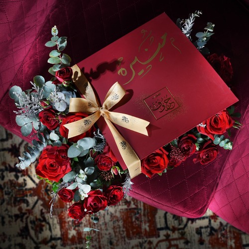 Red 4 - Variety Of Red Roses Choose to write on the box Gift Card Width 45 cm x Height 30 cm Approx