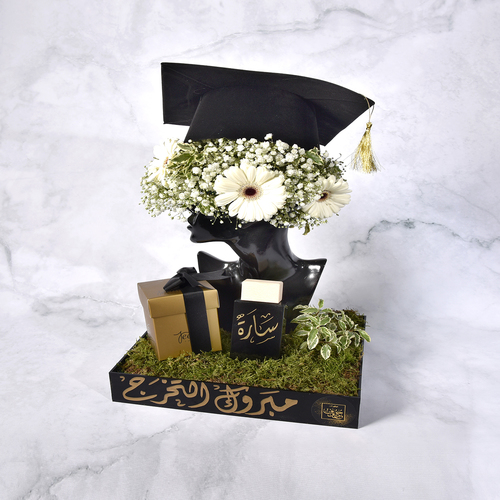 GIFT GRADUATION 15 - Perfume 50 ML Cacao Graduation Hat Natural Roses Choose to write on the box Gift Card Width 35 cm x Height 40 cm Approx