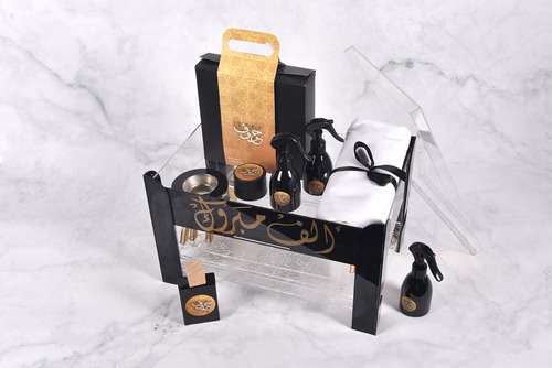 AlGhalin - Large eclair box 3 Eclair trays Large 24X39 cm - Medium 21X35 cm - Small 18X29 cm White male ore 3.5 m Two perfumes, 50 ML Vietnamese/Indian incense
 3 Sprays of 150 MLl Black acrylic Mobkhar Choose to write on the box Gift card Width 40 cm x Height 25 cm Approx