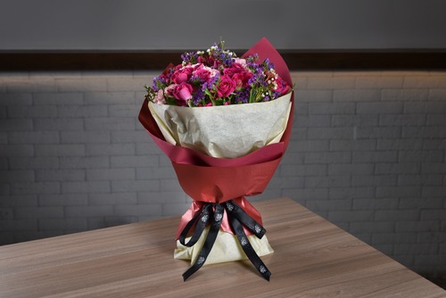 Anna - Natural rose bouquet Leather wrapping gift card Width 35 cm x Height 50 cm approx