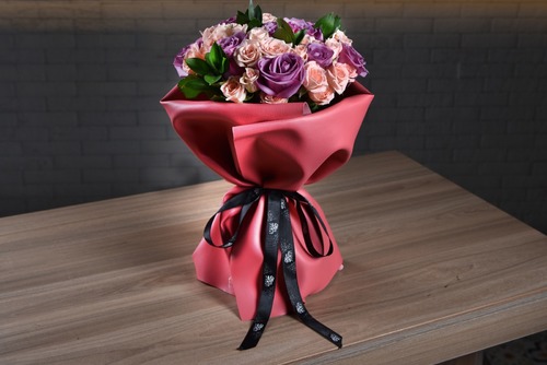 Lola - Natural rose bouquet Leather wrapping gift card Width 35 cm x Height 50 cm