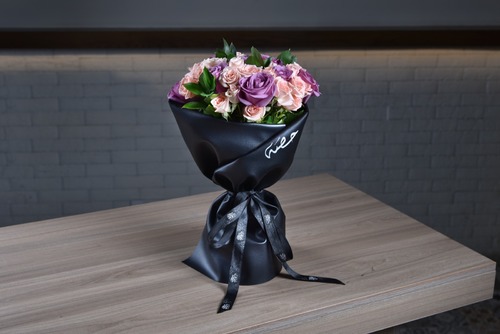 Nera - Natural rose bouquet Leather wrapping Choose to write on the skin Gift card Width 35 cm x Height 50 cm