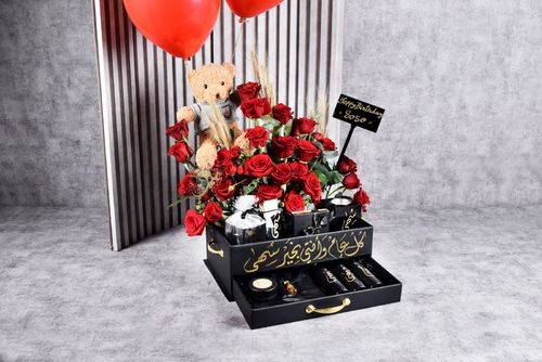 Birthday Box - Natural rose - Vietnamese incense tola Dahn Oud Khalta - Maamoul incense 3 Sprays of 200 ML Eclairc vaporizer - cocoa Perfume size 50 ML Teddy bear - balloons Eclerk gift card Choose to write on the box Width 50 cm x Height 55 cm Approx