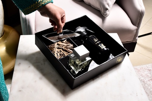 نقصة كشخه - Kashkha perfume, 100 ml spray, 300 ml Indian incense Leather and acrylic box Choose the writing Gift card