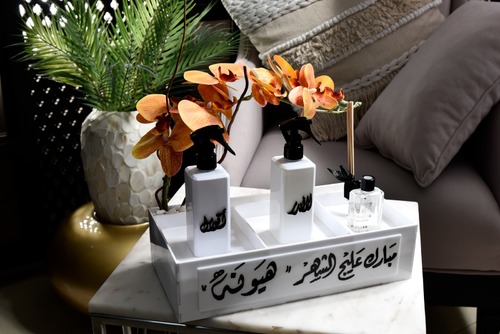 نقصة هيونة - Eclair box 2 sprays 250 ml Diffuser Decoration with artificial flowers Choose the writing Gift card