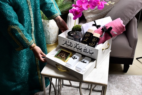 نقصة الغالين - Leather box 2 perfumes from the letter set (French on oud) 2 large sprays from the letter set Prayer dress (Indian made) Circular Eclectic incense burner Maamoul incense Indian incense