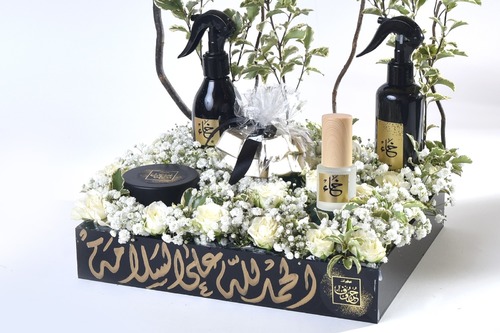 Black & White - Perfume 25 ML + Spray 250 ML
 Spray Size 150 ML + Maamoul Incense Cocoa + Natural Rose Writing on the box Gift Card Width 36 cm x Height 35 cm Approx