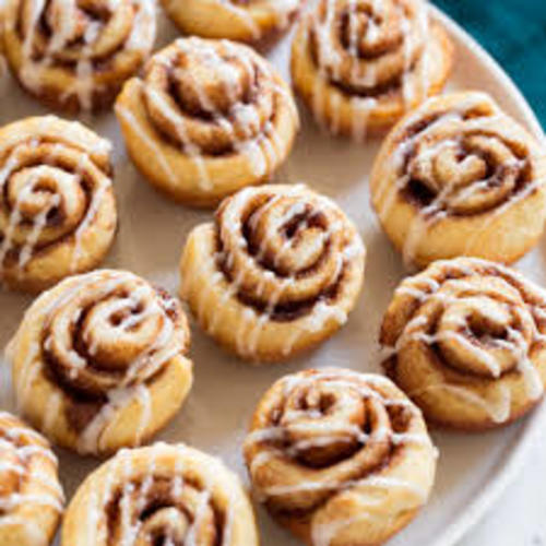 لقمة بيت  - لفائف السينامون - Freshly baked cinnamon rolls