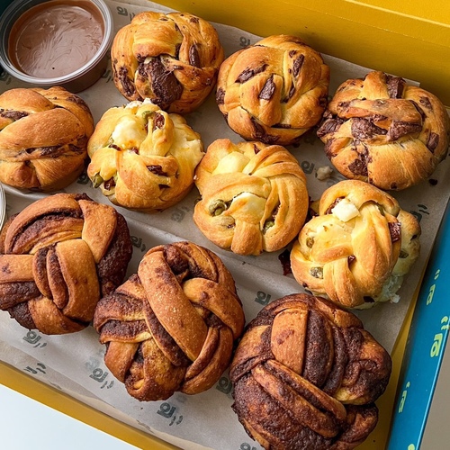 10 pieces rol mini babka with 2 sauce - رووول ميني بابكا اختياري من نوعين مع نوعين صلصله ترفه..لذيذه..خنينه فرش من الفرن