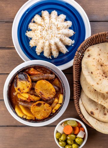 طاجن بطاطس بالسجق - طاجن بطاطس بالسجق والارز بالشعرية والخبز المصري والطرشي المشكل