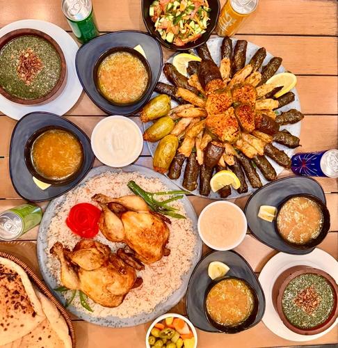 ست الحبايب - الصينية الاولي (2 دجاجة كاملة -2 ملوخية&nbsp; -ارز بالشعرية ) الصينية الثانية (كرنب 20 -ورق عنب&nbsp; 20 -محشي مشكل 10 ) مع 4 شوربة -4 مشروب غازي -سلطة -طحينة-ثوم-طرشي مشكل- خبز