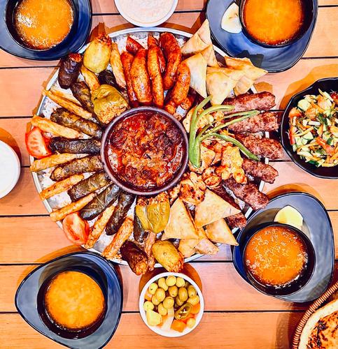 السلطان - ارز بالشعرية -طاجن كباب حلة -3 سيخ كفتة 3 سيخ شيش طاووق -8 سمبوسة -25 محشي مشكل- 9 ممبار - 4 شوربة -سلطة -طحينة -ثوم -طرشي مشكل - 4 مشروب غازي