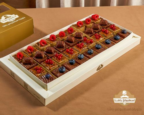 براوني بايتس - 36 قطعة، كراميل، شوكولاتة، فستق و كيندر.