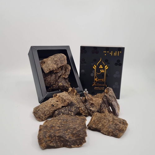 عود چار  فيتنامي ملكي - عود چار فيتنامي ملكي عود فاخر من فيتنام، يتميز برائحة عميقة وغنية ونقاء عالٍ. يمتاز بثبات ممتاز على الملابس والمكان، وبرائحة دافئة ومعقدة، مما يجعله خيارًا مثاليًا للاستخدام الشخصي وللهدايا الراقية.