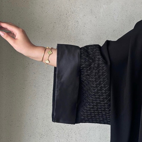 EA 1 - Practical Abaya with Embroidery on Sleeves
Raw Deluxe Internet Medium, Shape Gaines .
Free Size