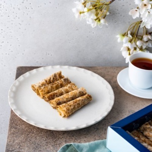 Zaatar with pomegranate molasses - Saj roll - Mini - A box contains 60 pieces of mini-size saj roll filled with zaatar and pomegranate molasses.