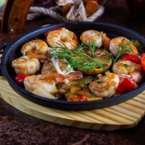 Sizzling Gambas - 9 Pieces Shrimp, Green Capsicum, Red Capsicum, Spring Onion, Coriander Leaves and Lemon