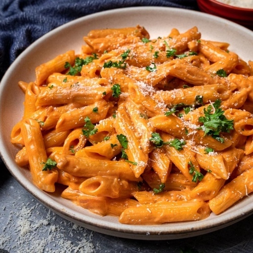 معكرونة زيفورا - صدر الدجاج المشوي مع معكرونة البينيه بكريمة الفطر و صلصة الطماطم مغطاة بجبنة البرميزان المبشور تقدم مع خبز الثوم