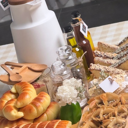 صينية العيد و المناسبات - محتويات الصينيه&nbsp; مطاره متوسطه إلى كبيره كرك كيك مع جوز&nbsp; كيك مع جوز الهند coconut&nbsp; بقلاوه&nbsp; كرات طحين البسكوت مغطسه بشكولاته و نوعين جوز و نوع الثاني فستق صمون لوف مقطع ديب طحينه حمص كميه راهيه من فطاير ثلاث أجبان&nbsp; بشكل كرواسان&nbsp; كرك