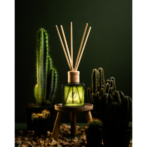 Bloom - 200 ml Top Notes: Pepper - Mandarin Orange Middle Notes: Cinnamon - Saffron - Tuberose Base Notes: Cedar - Cashmere Wood