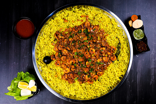 Mumawash Shrimp 5 Person Tray - Rice with green mung beans and shrimp cooked in the Raee Al Awelaha way and served with daqoos, maabouj and agar