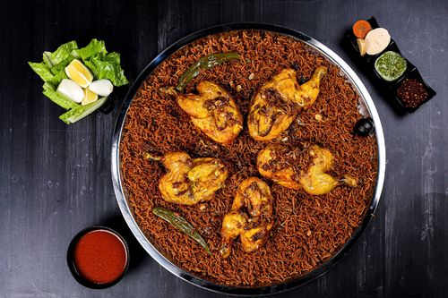 صينية دجاج ( مجبوس & محموس ) - 5 اشخاص - تقدم مع 5 مشروب & ٢ سلطة مجاني