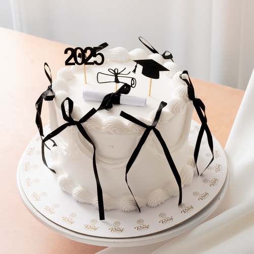 Graduation cake 1 - كيكة التخرج بطعم الكاكاو والفانيلا وحشوة الفراولة تقدم ببوكس ذا روف