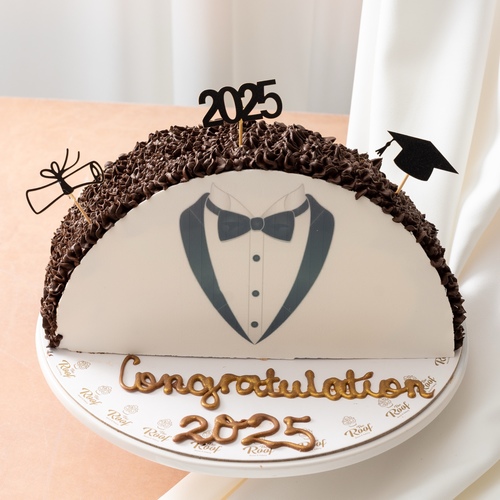 Graduation cake 4 - كيكة التخرج بطعم الكاكاو والفانيلا وحشوة الفراولة تقدم ببوكس ذا روف