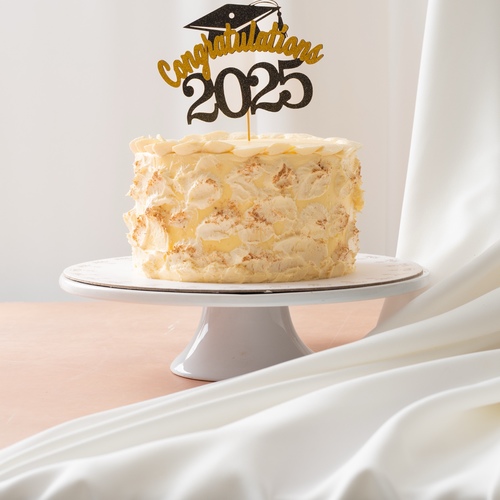 Graduation cake 5 - كيكة التخرج بطعم الكاكاو والفانيلا وحشوة الفراولة تقدم ببوكس ذا روف