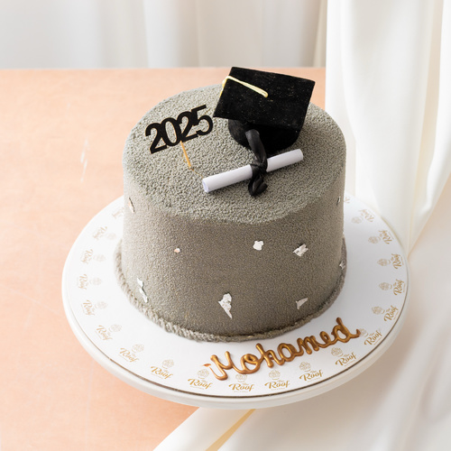 Graduation cake 6 - كيكة التخرج بطعم الكاكاو والفانيلا وحشوة الفراولة تقدم ببوكس ذا روف