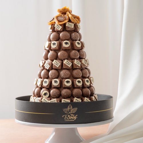 Cocoa Graduation Pyramid 1 - هرم كاكاو كيلو بحشوة البستاشيو ، وكرمل المكسرات
