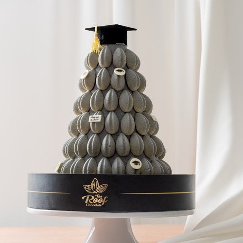 Cocoa Pyramid Graduation 2 - هرم كاكاو التخرج بحشوة الويفر بالستاشيو كيلو