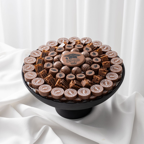 Graduation Cocoa Tray 1 - . صينية بتصميم خاص مع ٩٠٠ جرام كاكاو بحشوات مختلفة برلين بندق ، بستاشيو بالويفر، لوز المحمص بالكاكاو ، بندق الكاكاو مع قطعه بار جوكلت مبروك التخرج