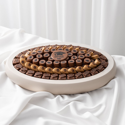 Graduation Cocoa Tray 1 - صينية خشب بتصميم خاص مع كيلو كاكاو بحشوات مختلفة برلين بندق ، كرمل المكسرات ، توفي
