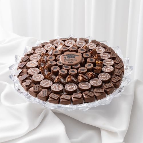 Graduation Cocoa Tray 3 - صنيية كرستال مع كيلو كاكاو بحشوات مختلفة ويفر بستاشيو ، كرانشي كاكاو ، كرمل مكسرات ، توفي بسكويت مع قطعه بار جوكلت مبروك التخرج