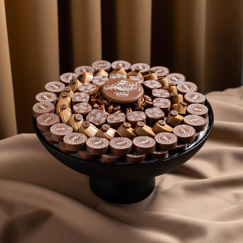 Hajj cocoa tray 1 - . صينية بتصميم خاص مع ٩٠٠ جرام كاكاو بحشوات مختلفة برلين بندق ، بستاشيو بالويفر، لوز المحمص بالكاكاو ، بندق الكاكاو
مع بار جوكلت حج مبرور وسعي مشكور