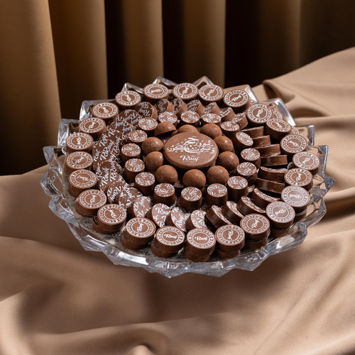 Hajj Cocoa Tray 2 - صينية كرستال مع كيلو كاكاو بحشوات مختلفة ويفر بالستاشيو ، بودرة الكاكاو بالتوفي ،دولسي كرمل ، كرمل بسكوت كرانشي مع قطعه بار جوكلت حج مبرور وسعي مشكور