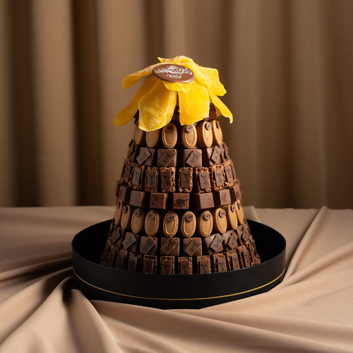 Cocoa Towers Hajj 1 - هرم كاكاو كيلو بحشوات مختلفة ، مكسرات بالكرمل ، كرانشي كاكاو ، رهش، برلين بندق مع فواكه المنجا المجففه وقطعة بار جوكلت حج مبرور وسعي مشكور