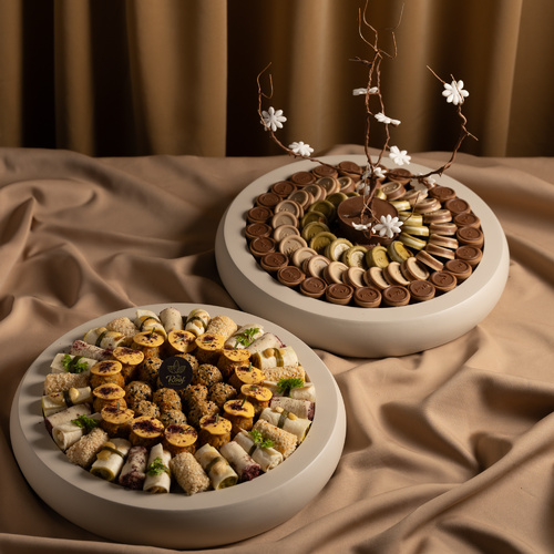 عرض صواني الخشب الفاخره ٩ - عرض صواني خشب بتصميم خاص عبارة عن صينية كاكاو ٧٠ قطعه بحشوات مختلفة بستاشيو ، برلين البندق ، كرمل الكندر
مع صينية موالح سببشيل ٤٥ قطعه عبارة عن توست بالجبنه الفرنسيه والسمسم ، تورتيلا البطاط بالكزبره ، تورتيلا خلطة الاجبان ، توست خلطة البطاط ، كبة بالجين ، كبة بسمسم