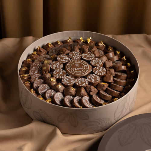 The Roof Cocoa Box 5 - عبارة عن بوكس ذا روف بتصميم خاص مع ١١٠ قطعه كاكاو بحشوات مختلفة ويفر كرمل بالجوز، ويفر بستاشيو ، كورنفلكس بالكاكاو وورق الذهب ، كرمل كرسبي بسكويت