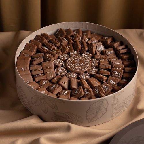 The Roof Cocoa Box 6 - عبارة عن بوكس ذا روف بتصميم كاكاو ٨٠ حبة بحشوات مختلقة بستاشيو بالكرمل ، سنكيرز سولتي، كندر بالنسكافيه