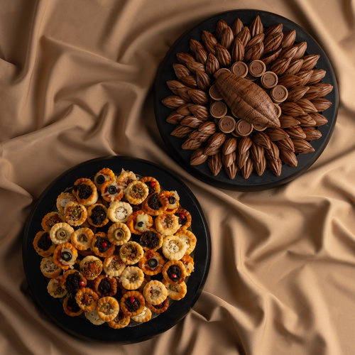 Luxury wooden trays offers 13 - عرض صواني الخشب الفاخره بتصيم خاص عبارة عن كيلو كاكاو بحشوتين برلين الكاكاو ، بندق الكرمل مع صينية ميني فطاير ٦٠ حبة بحشوت مختلفة لبنة زعتر برمان ، حمسة الباذنجان ، مشروم ،زهرة مع البطاط