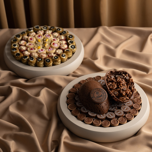 Luxury wooden trays offers 14 - عرض عبارة عن صينية خشب بتصميم خاص مع كيلو كاكاو بحشوات مختلفة برلين البندق بالكرمل ، ويفر بستاشيو ، لوز محمص بالكاكاو ، بسكويت توفي كرسبي مع صينية ميني فطاير ٥٠ قطعه بحشوات مختلفة لبنة شمنذر ، جبن فيتا مكسرات ، خلطة الحلوم ، خلطة اجبان