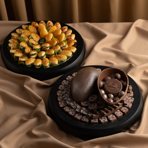 Luxury wooden trays offers 15 - عرض صواني الخشب الفاخره عباره عن صينية كاكاو كيلو و٣٠٠ جرام بحشوات مختلفة ويفر بستاشيو ، برلين بندق بسكويت كرانشي ، أصابع الويفر ، بسكويت النوتيلا مع صينية فطاير ٤٤ قطعه بحشوات مختلفة حلوم ، جبن فيتا، بطاط، جبن كيريمي، خلطة الباذنجان،لبنة زعتر