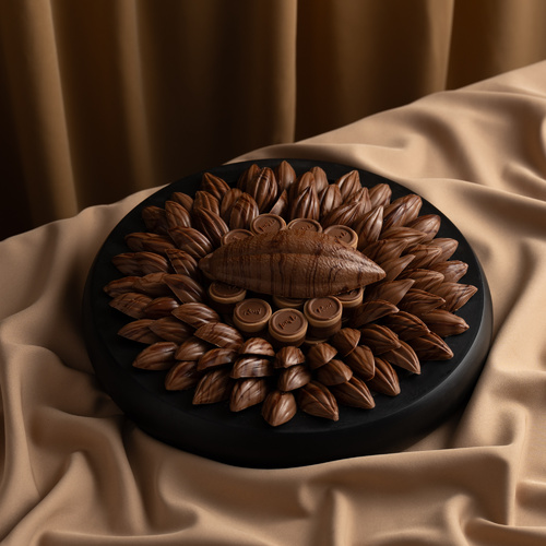 Cocoa in a luxurious wooden tray 13 - صينية الخشب الفاخره بتصيم خاص عبارة عن كيلو كاكاو بحشوتين برلين الكاكاو ، بندق الكرمل